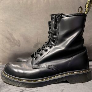 Women’s Dr. Martens Black Leather Boots US 8 UK 6 Like New classic punk Docs